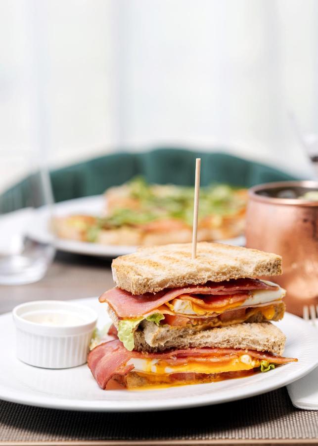 Oporto Airport & Business Hotel 4*